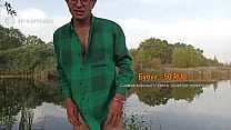 Hombre desnudo en un lago